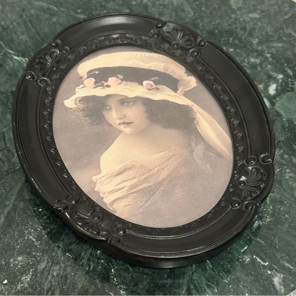 Vintage |Decorel Heirloom Oval  Black Color Ornate Photo Frame For 5”x7” Photos,